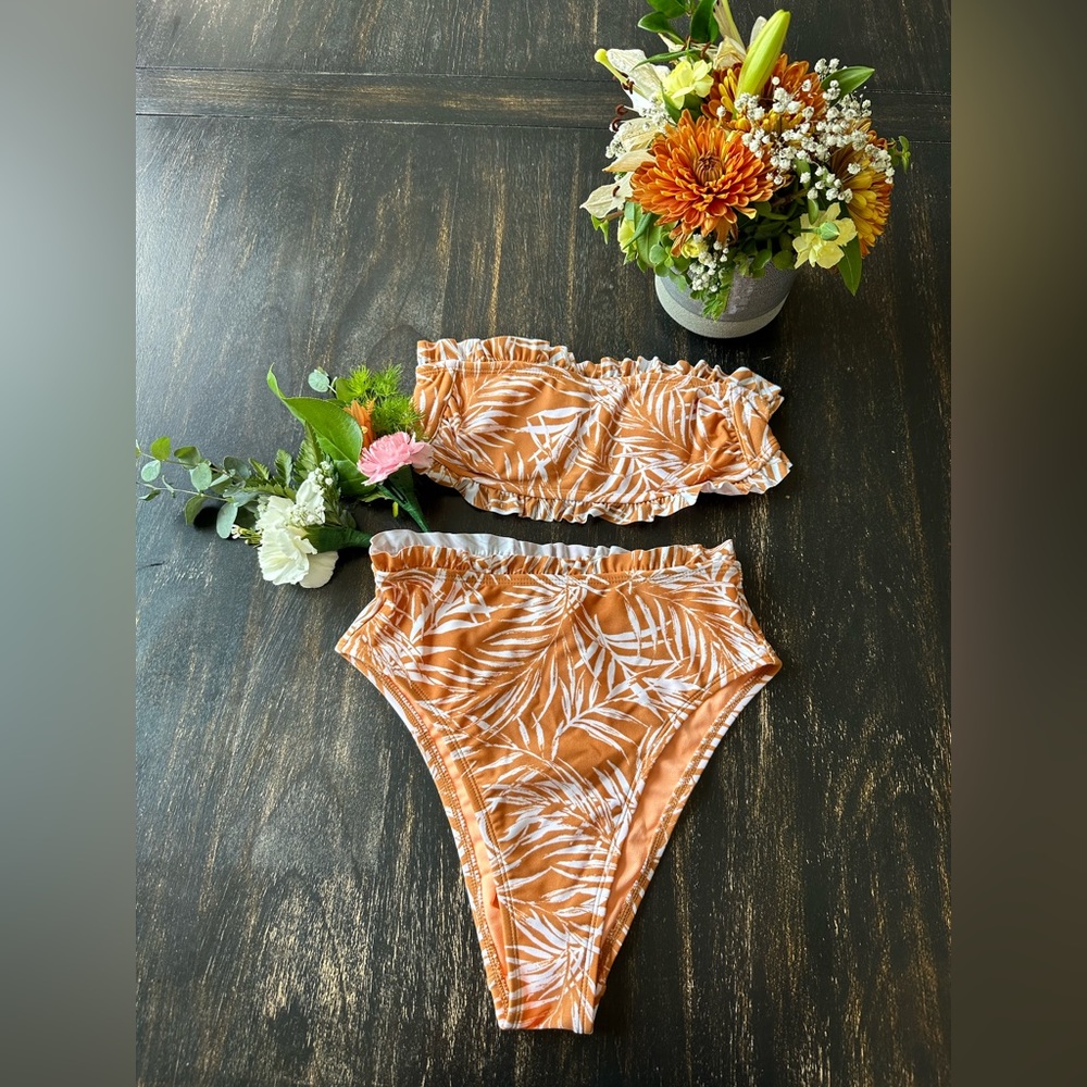 High-waisted Bikini set with detachable straps. Size XS